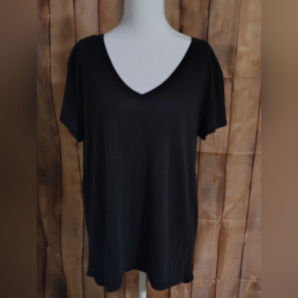 Rue21 Black V-Neck Short Sleeve Tee